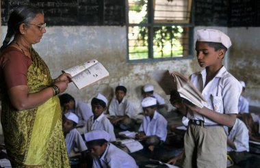 Kırsal okul çocukları bir sınıfta okuyor, Sangali, maharashtra, Hindistan 