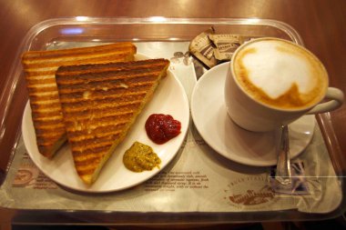 Vejetaryen yemeği, kahveli paneer sebzeli sandviç.