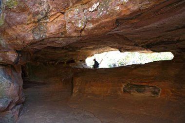 Rock Barınakları No. 7, Bhimbetka, Bhopal yakınlarında, Madhya Pradesh, Hindistan 