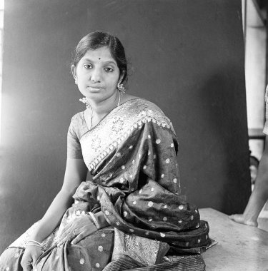 Hindistan 'da ipek sari giyen Güney Asyalı kadın.