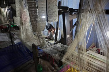 Varanasi Uttar Pradesh Hindistan 'da Banarasi sarisi dokumak 