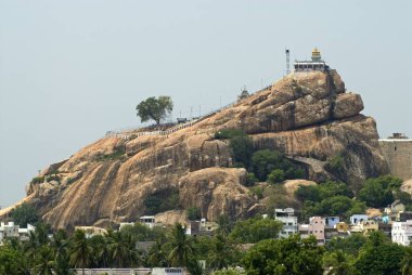 83 metre yüksekliğindeki Kaya Kalesi 3; 800 milyon yaşında ve Uchipillaiyar Koil Tapınağı Lord Ganesh; Tiruchirappalli; Tamil Nadu; Hindistan