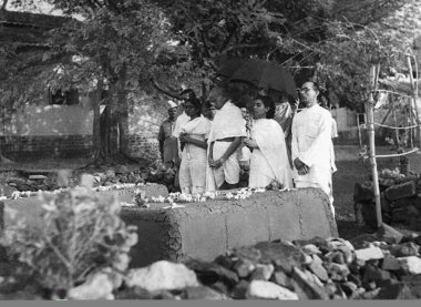 Manu Gandhi, Mahatma Gandhi, Sushila Nayar, Mirabehn ve Pyarelal Nayar, 1944 'te Pune' deki Ağa Han Sarayı 'ndaki Kasturba Gandhi ve Mahadev Desai mezarlıklarında.   