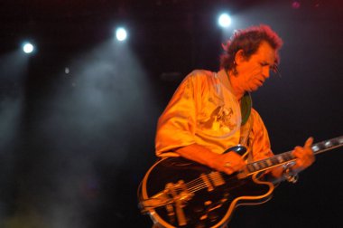 İngiliz müzisyen Keith Richards gitar çalıyor.