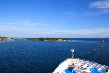 Roatan adası, Honduras yolcu gemisinden görünüyor.  