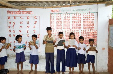 Çocuklar uttar pradesh Hindistan Asya 'da kitap okuyor. 