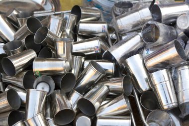 Dükkandaki çelik eşyalar, içki bardakları, Hindistan.