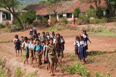 Maharashtra, Hindistan 'daki köy okulu öğrencileri.    