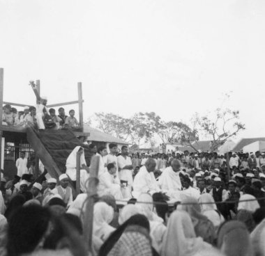 Mahatma Gandhi ve Sardar Vallabhbhai Patel, Mart 1939 'da Rashtriyashala Ashram, Rajkot' ta Mahatma Gandhi 'nin orucu sırasında bir dua toplantısında. Hindistan  