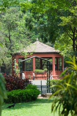 Yeşillik ve kubbe ya da cihat bahçesinde dinlenmek için kulübe, Bombay, Mumbai, Maharashtra, Hindistan 