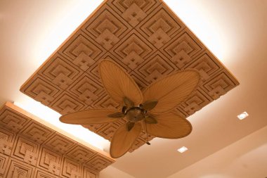 Tavan vantilatörü odada, içeride.