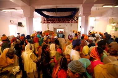 Dindarlar Anandpur 'un içinde dua ediyorlar sahib Gurudwara, Rupnagar bölgesinde, Punjab, Hindistan 