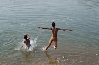 Erkekler göle atlıyor Bhorgiri Maharashtra Hindistan Asya Kasım 2011