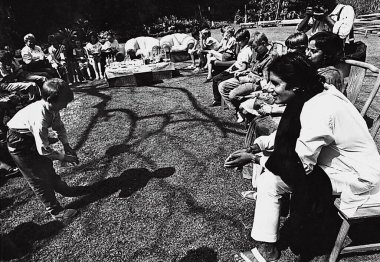 Rus çocuklu Güney Asyalı Bollywood oyuncusu Amitabh Bachchan Prateeksha; Bombay Mumbai, Maharashtra, Hindistan 