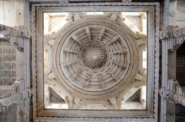 Ranakpur 'un Adenatha Jain Tapınağı, Hindistan Asya' nın tavanı.