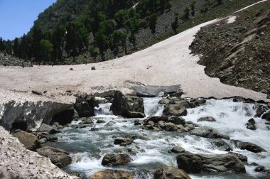 Su akıyor, Kaşmir, Jammu ve Kaşmir, Hindistan 