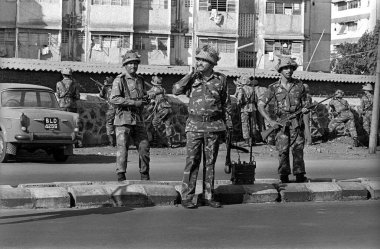 Dini köktencilerin Uttar Pradesh 'te Ayodhya' daki Babri Mescidi 'ni yıkmasının ardından Beharampada Bandra' ya asker ve silahlı polis sevk edildi. 