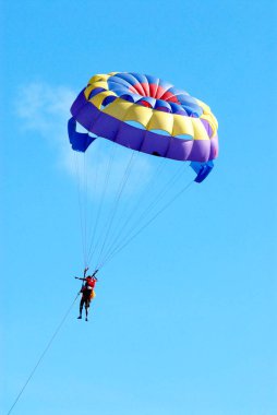 Chowpatty 'de iki adamın paraşütle atlaması veya paraşütle atlaması; Marine Drive; Bombay Mumbai; Maharashtra; Hindistan