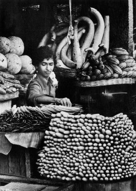 Stall 'da Mysore' daki Devaraja Pazarı 'nda simetrik olarak düzenlenmiş sebze, Karnataka, Hindistan, 1972 ile çalışan çocuk işçiler. 