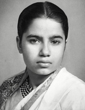 Stüdyoda sari portrede Hintli kadın; Kulri; Mussoorie; Uttar Pradesh; Hindistan 1940 'lar 