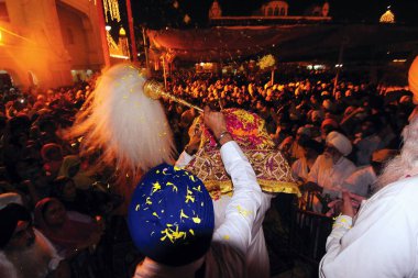 Altın tapınakta geçit töreni, amritsar, Punjab, Hindistan, Asya 