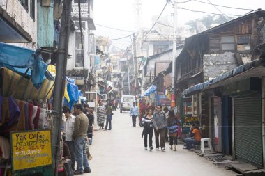 Pazar sahnesi kış sabahı otobüs durağı yakınında, Jogibara yolu, Mcleod Ganj, Himachal Pradesh, Hindistan 