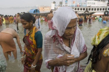 Bengalli Kadınlar Babu Ghat 'ta Kartik Purnima' da (Dolunay) yıkanırken, Kolkata, Batı Bengal, Hindistan 