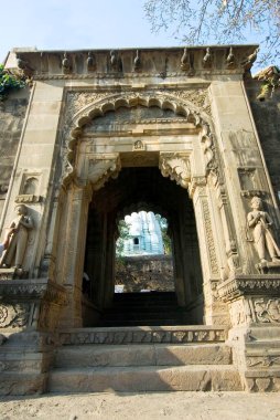 Maheshwar, Madhya Pradesh, Hindistan 'da güzel oyulmuş bir kapı. 