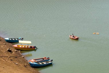 Pykara Nehri 'nde tekne gezisi, Nilgiris bölgesi, Tamil Nadu, Hindistan 