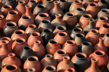 Mini terracotta kapları, kırmızı kil saksılar, seramik küçük saksılar koleksiyonu.