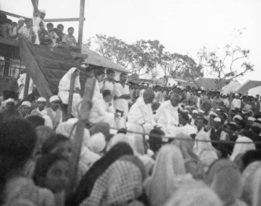 Mahatma Gandhi ve Sardar Vallabhbhai Patel, Rashtriyashala Ashram 'da, Mart 1939' da Hindistan 'da Mahatma Gandhi' nin orucu sırasında bir dua toplantısında. 