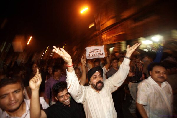Тысячи мумбайкаров приняли участие в массовом марше протеста у ворот в Индии после террористического нападения Декана Моджахедина 26 ноября 2008 года в Бомбее, Махараштра, Индия  