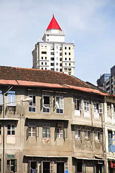 stock image Old mud roof building chawl mass urban housing, Raja Rammohan Roy Road, Girgaon, Charni Road, Bombay Mumbai, Maharashtra, India 