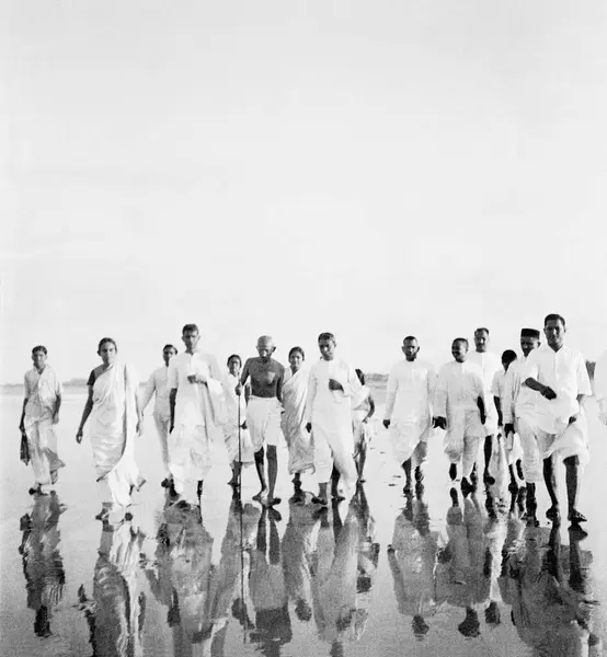 Stock image Mahatma Gandhi and others walking at Juhu Beach , Mumbai , May 1944