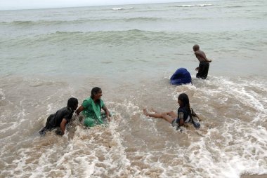 Bengal Körfezi, Tiruchendur, Tamil Nadu, Hindistan 'da hacılar banyo yapıyor. 