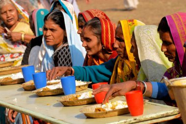 Kadınlar öğle yemeği yiyor, Hindistan. 