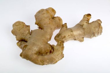 Zencefil kökleri. Beyaz arka planda stüdyo çekimi  