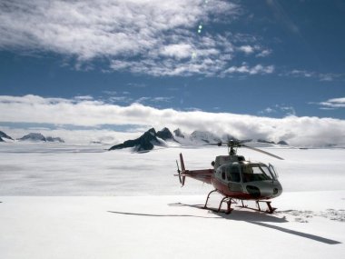 Helikopter Juneau buz sahalarına iniyor. Alaska, Amerika Birleşik Devletleri.