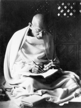 Mahatma Gandhi, Noakhali Doğu Bengal 'in isyancı bölgesinde kaldığı Kasım 1946' da yazmış.  