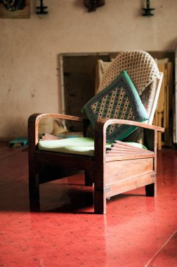 Ahşap sandalyeli modern eski bir odanın içinde.