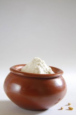 Maida, Hindistan kil çömleğinde buğday unu. 