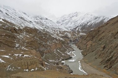 Hindistan 'ın Ladakh şehrindeki İndus Nehri Vadisi.