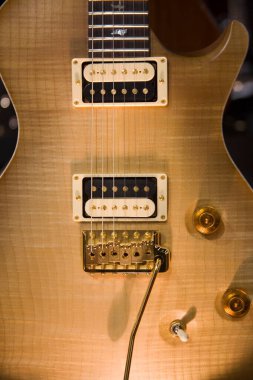 Modern gitarın kesilmiş bölümü, müzik aletinin yakın çekim görüntüsü.