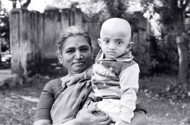 Torunu olan büyük anne, Tamil Nadu, Hindistan. 