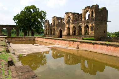 Muhammed Adil Şah tarafından 1646 yılında inşa edilen Asar Mahal Bijapur, Karnataka, Hindistan 'da Adalet Salonu olarak adlandırıldı. 