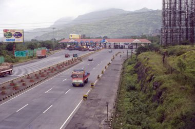 Hindistan 'da Maharashtra Ulusal Otoyolu' nun Mumbai Pune bölümünde gişe.