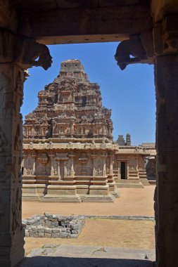 Hazara Rama Tapınağı, Hindistan, Karnataka, Hampi 'deki 14. yüzyıl Vijayanagara imparatorluğundan kalan Hampi harabelerini inceliyor. Unesco Dünya Mirası Alanı. Taş oyma tarihi arkaplan.