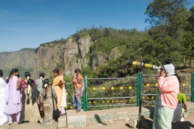 Teleskopla görmek; deniz seviyesinden 2133 metre yükseklikte Palani tepeleri; Kodai olarak bilinen Kodaikanal; Tamil Nadu; Hindistan