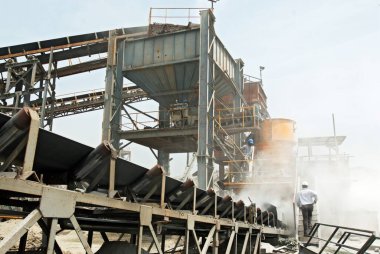 İşçiler ve mühendis çevre yolundaki taş kırma tesisini izliyorlar, Madras Chennai, Tamil Nadu, Hindistan  