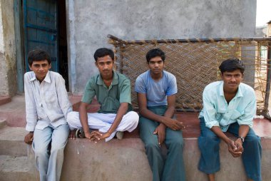 Erkekler evin önünde oturuyor, Marathwada, Maharashtra, Hindistan 